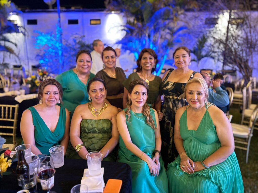 Integrantes del Comité de Damas en una velada del club