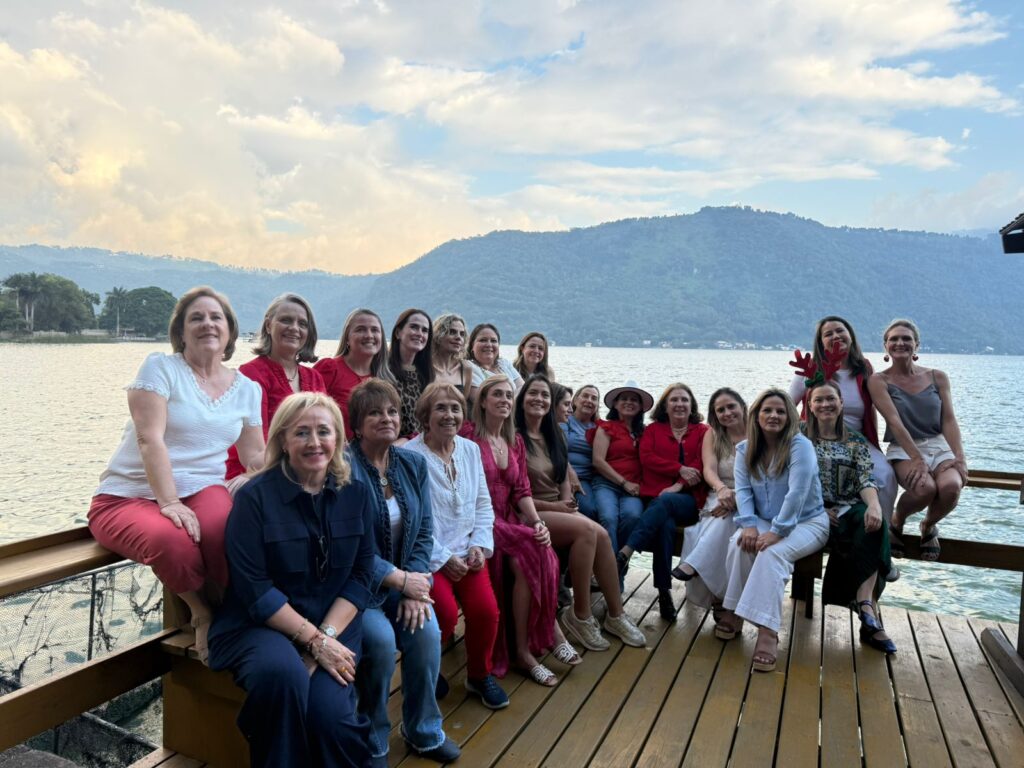 Integrantes del Comité de Damas del Club Rotario Guatemala Sur reunidas frente al lago