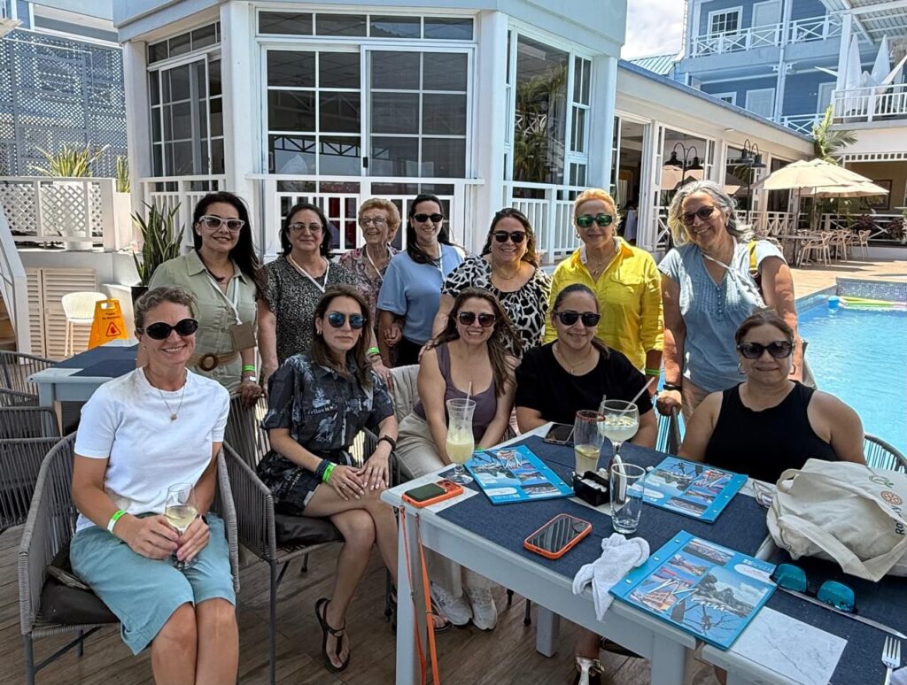 Integrantes del Comité de Damas durante una de sus reuniones