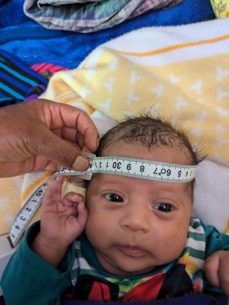 Medición de talla y peso a un niño del programa