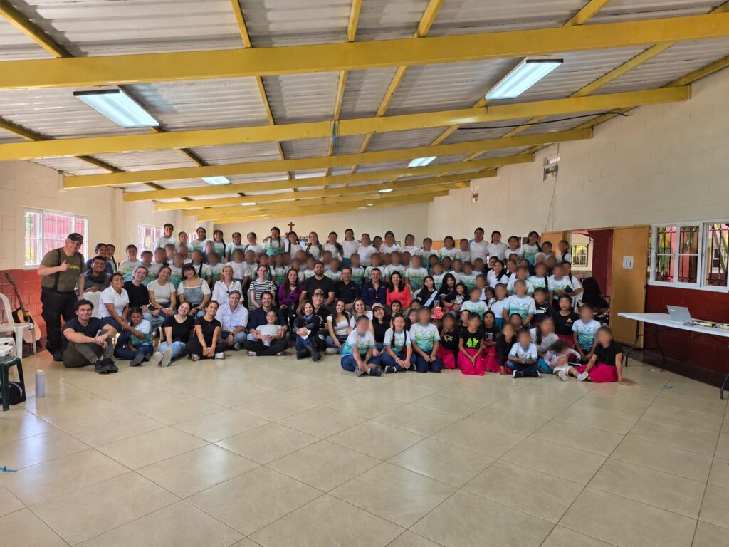 El Comité de Damas junto a la comunidad al cierre de una jornada de servicio
