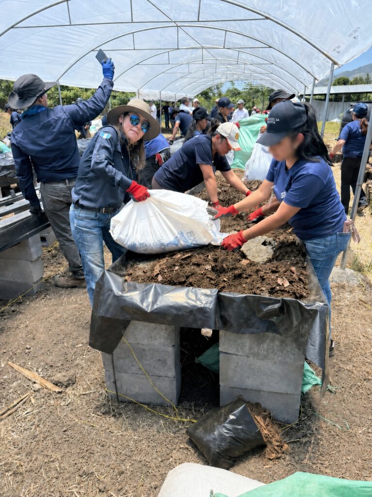Voluntarias del Comité preparando insumos en una jornada de campo