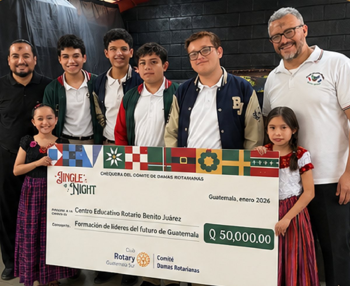 Entrega simbolica de un cheque por Q50,000.00 al Centro Educativo Rotario Benito Juarez